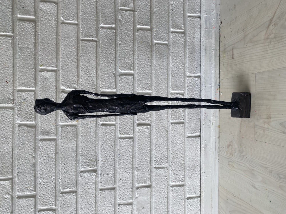 A. Figur inspireret af Giacometti H: 63 cm B: 9 cm